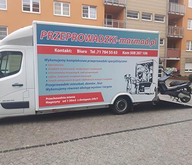 skuter załadowywany do busa