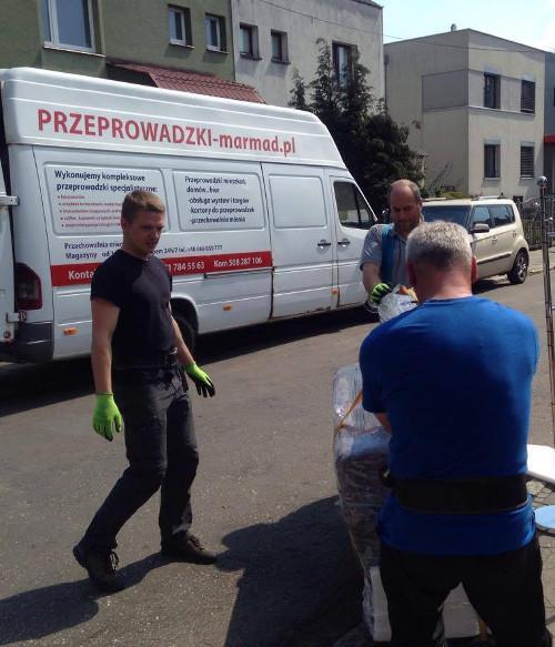mężczyźni transportujący rzeczy do przeprowadzki